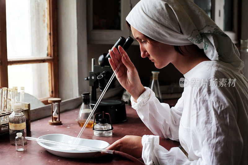 在生物实验室工作的年轻女子