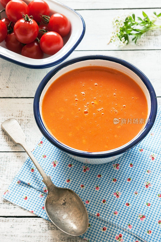 蓝白色碗里的新鲜番茄汤