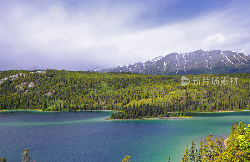 翡翠湖在育空与巨大的森林和山