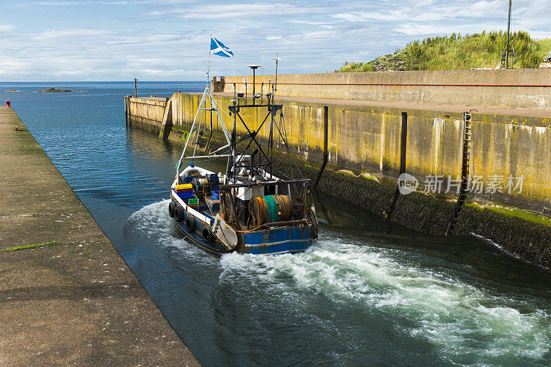 一艘离开苏格兰东南部Eyemouth港的渔船