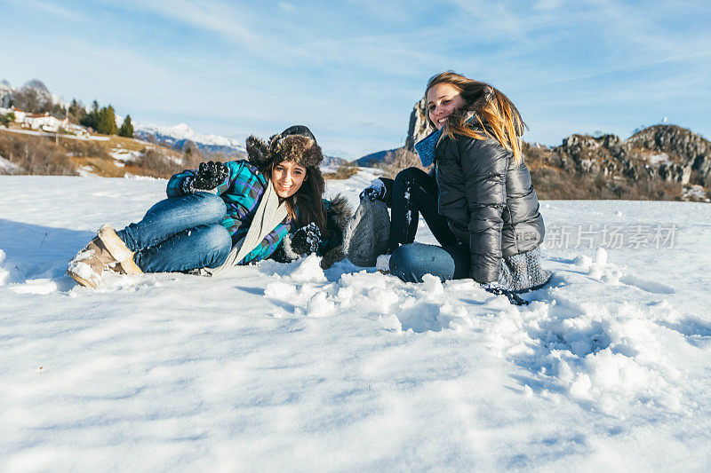 女孩们玩雪玩得很开心