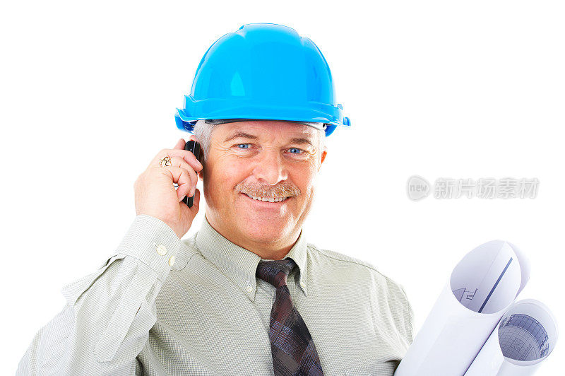 一个高级建筑工人用手机聊天的特写