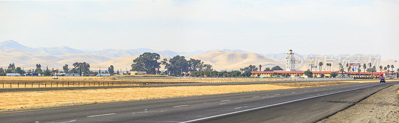 美国加州5号公路上的圣尼拉村景色