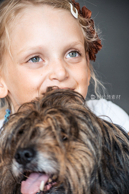 快乐女孩肖像与她的狗