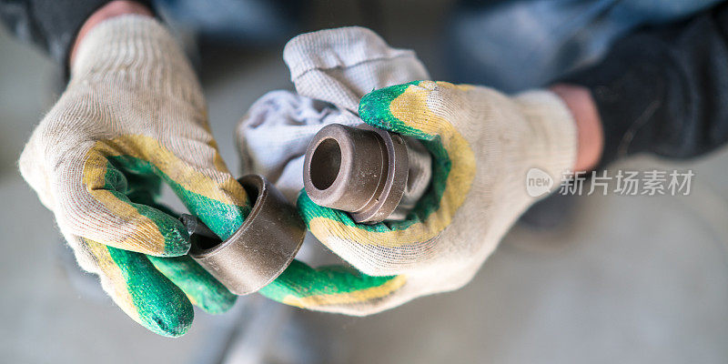 手工工人的手:管子工用专用的热工具连接塑料管