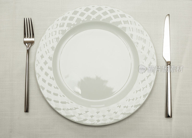 餐桌设置与盘子，刀和叉