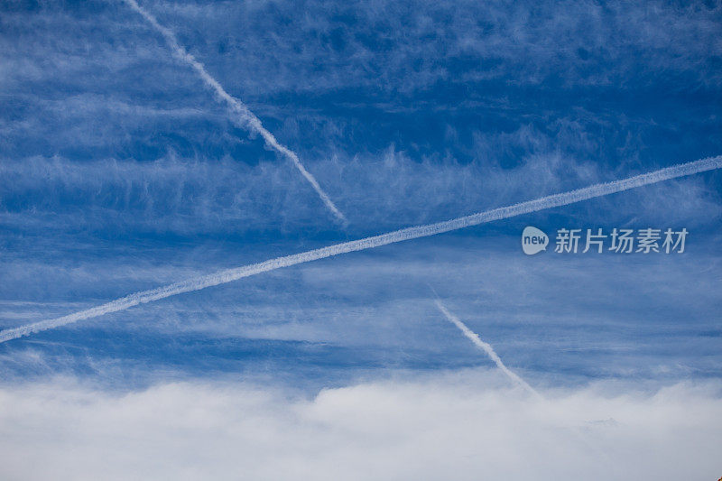 飞机的蒸汽在空中留下痕迹