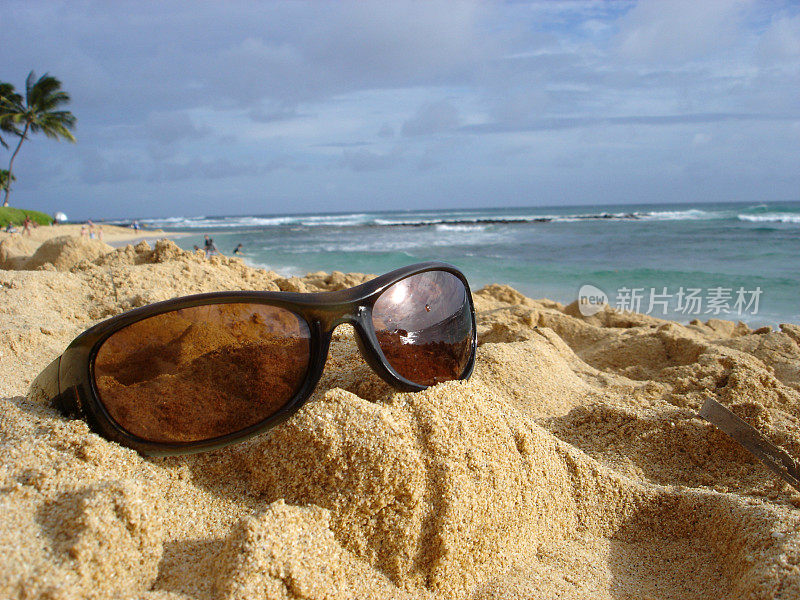 沙滩上的太阳镜