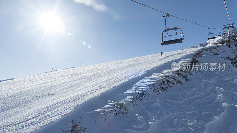 滑雪胜地的缆车和滑雪场，低角度视野