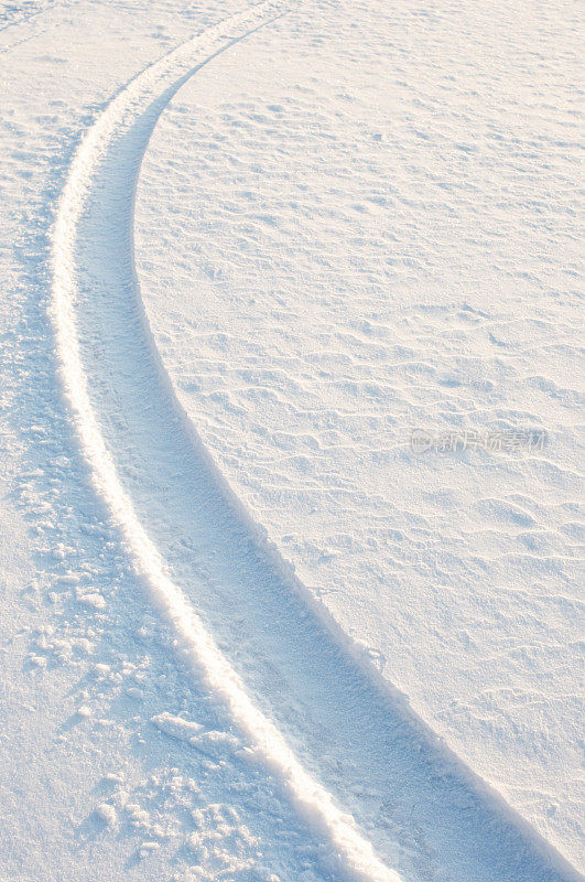 雪地上的轮胎印