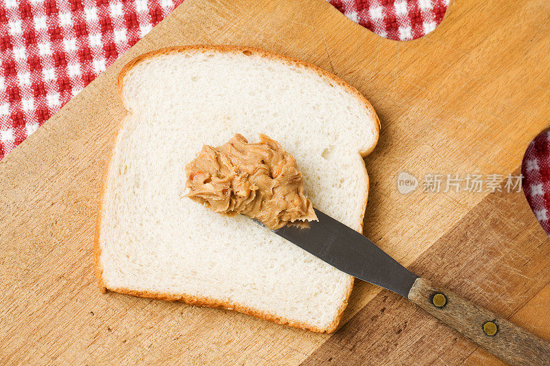 切菜板与面包和花生酱刀