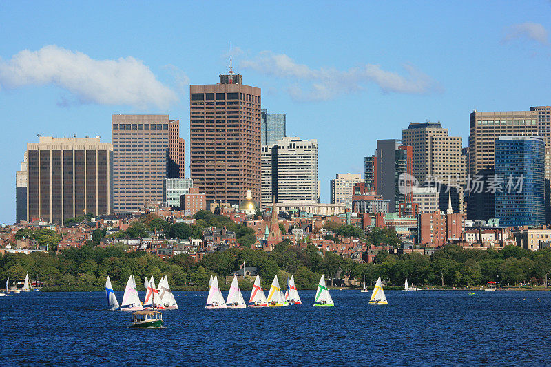 波士顿马萨诸塞地平线和查尔斯河上的船