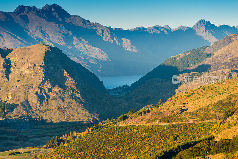 新西兰皇后镇壮观的山峰全景