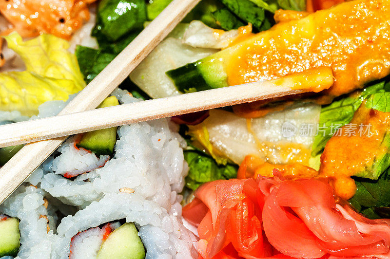 日本寿司卷和姜汁沙拉