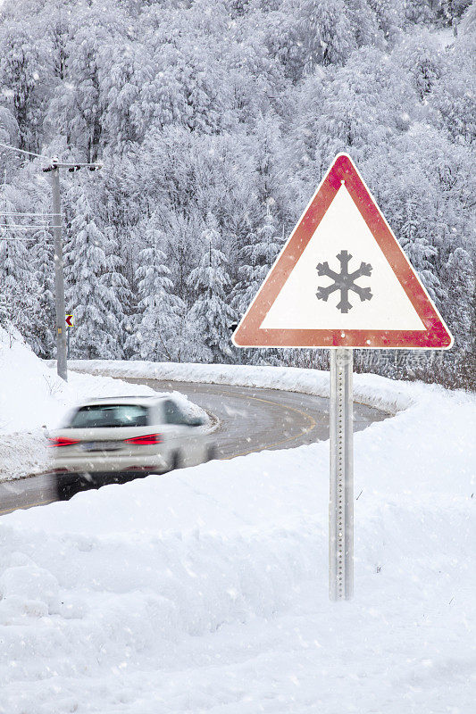 在雪开车