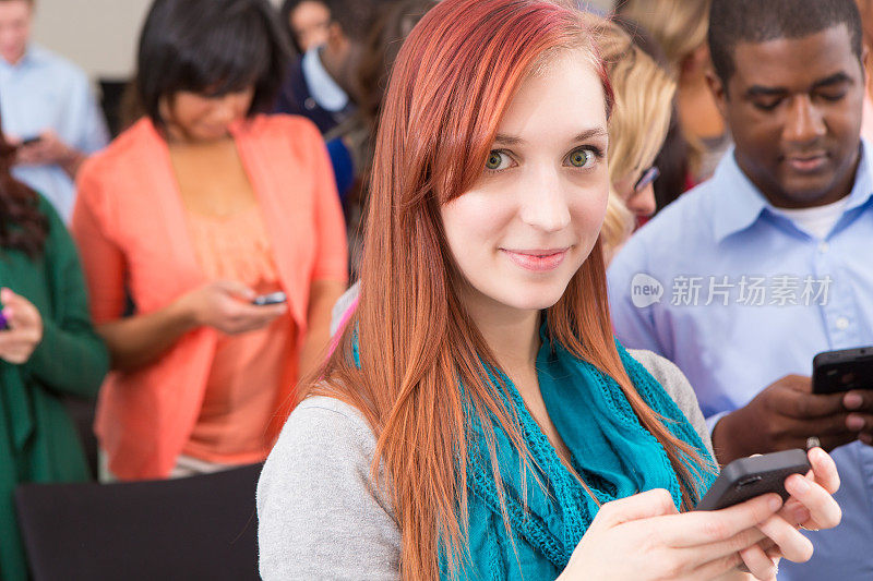 大学生在大讲堂教室使用智能手机设备