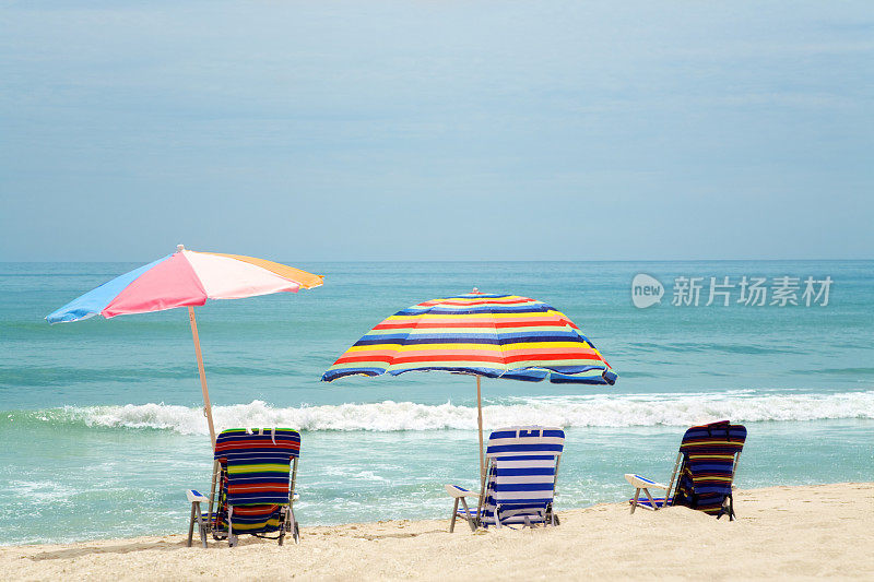 三张彩色沙滩椅