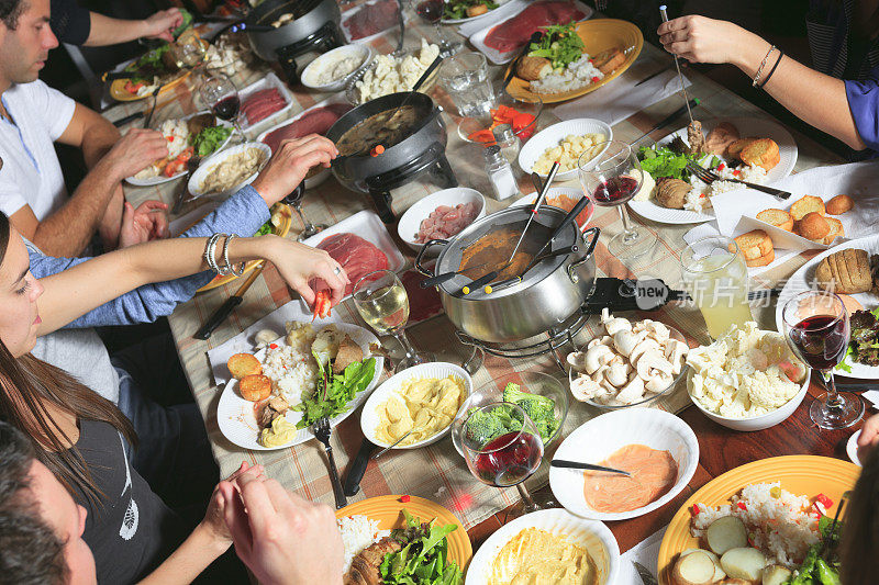 火锅晚餐-人和食物背景
