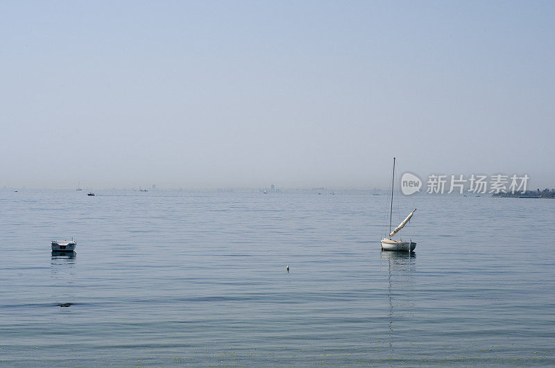 夏天，小船停泊在海上，土耳其，伊斯坦布尔