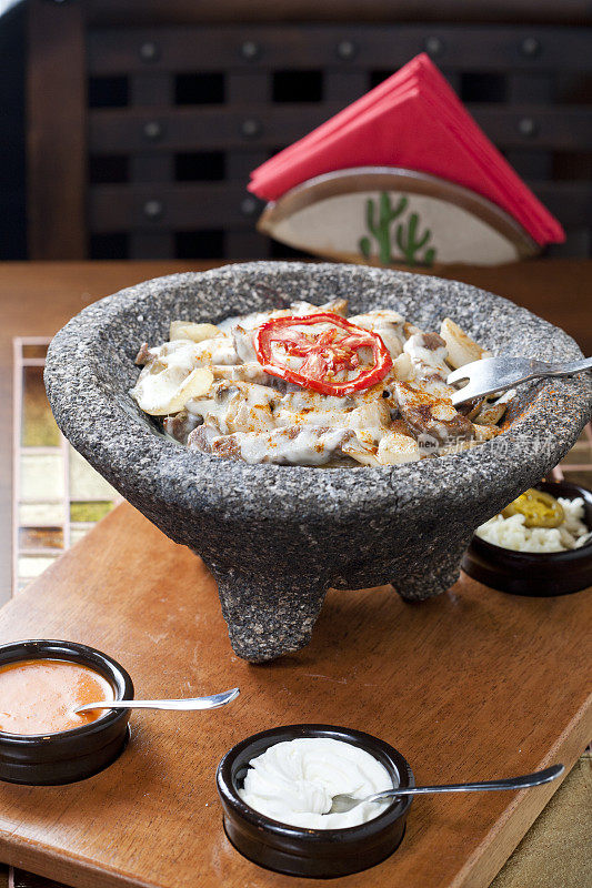 传统molcajete中的鳄梨酱