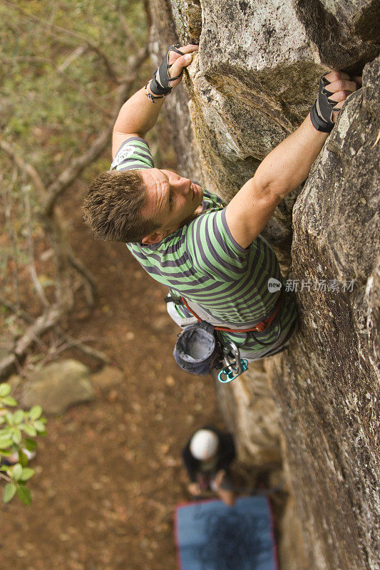 男人rockclimbing