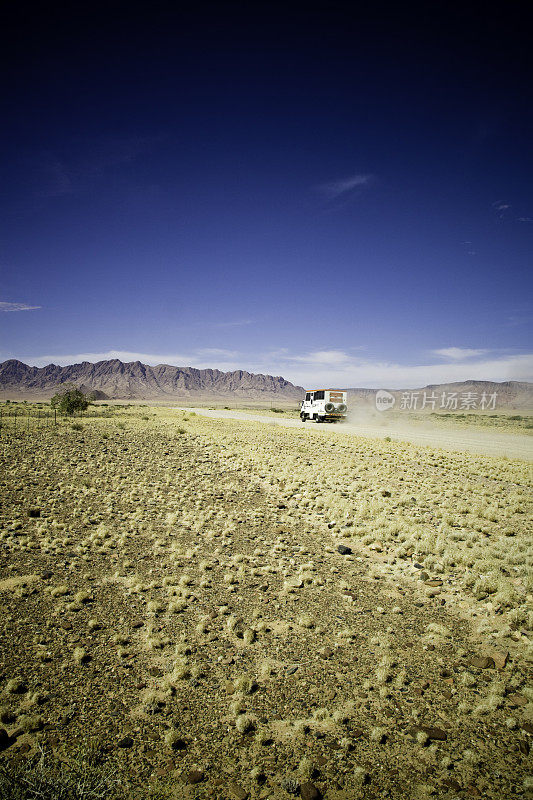 驾车穿越沙漠