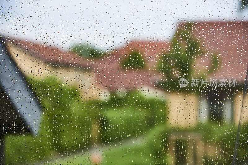 专注于窗户上的雨滴