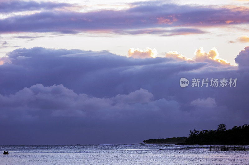 晚上在瓦努阿图风暴前，美丽的自然背景，复制空间