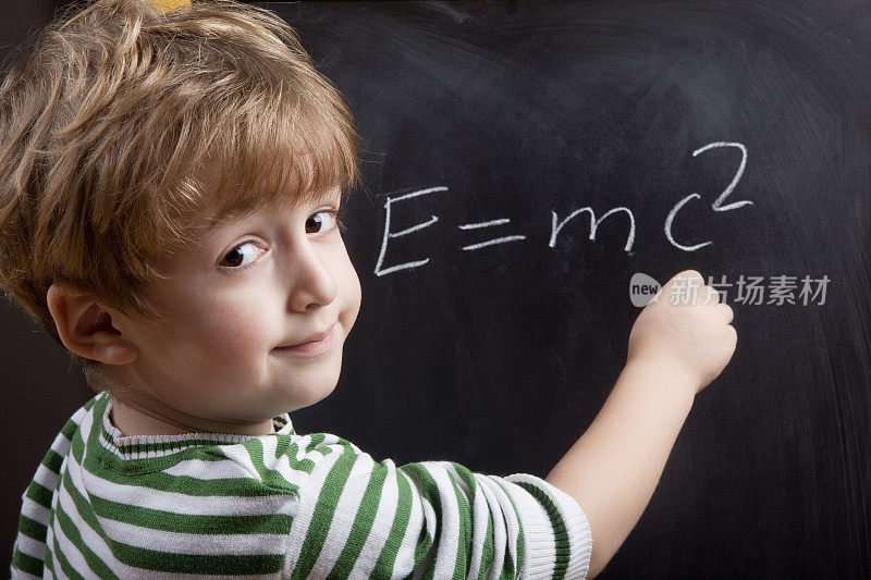 小男孩在黑板上写相对论公式