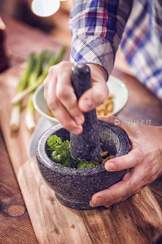 用研钵和杵研碎香料和药草