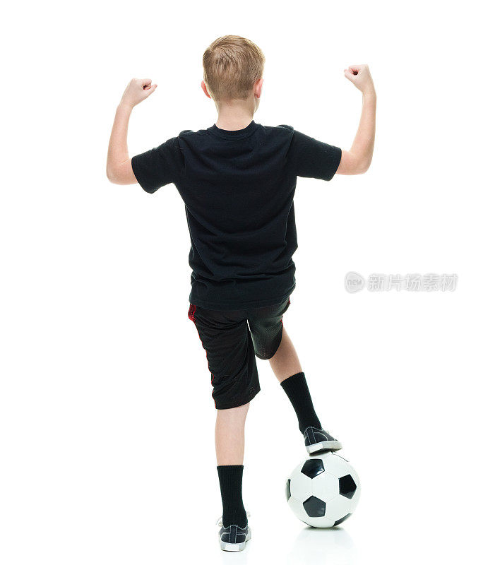 小男孩用足球欢呼的后视图
