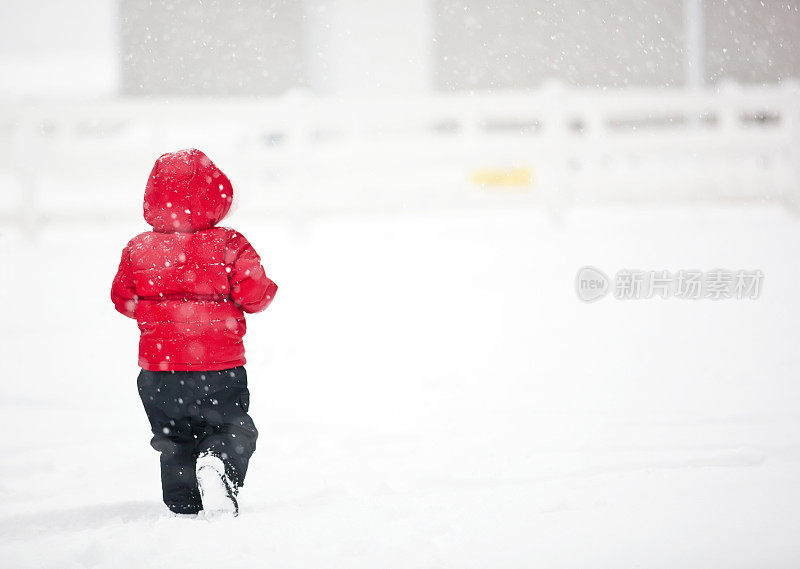 雪中漫步的孩子