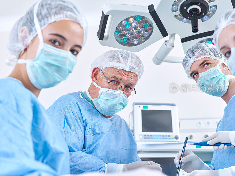 手术室的护士和外科医生