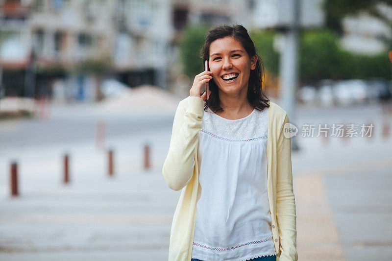 有魅力的女人在街上打电话