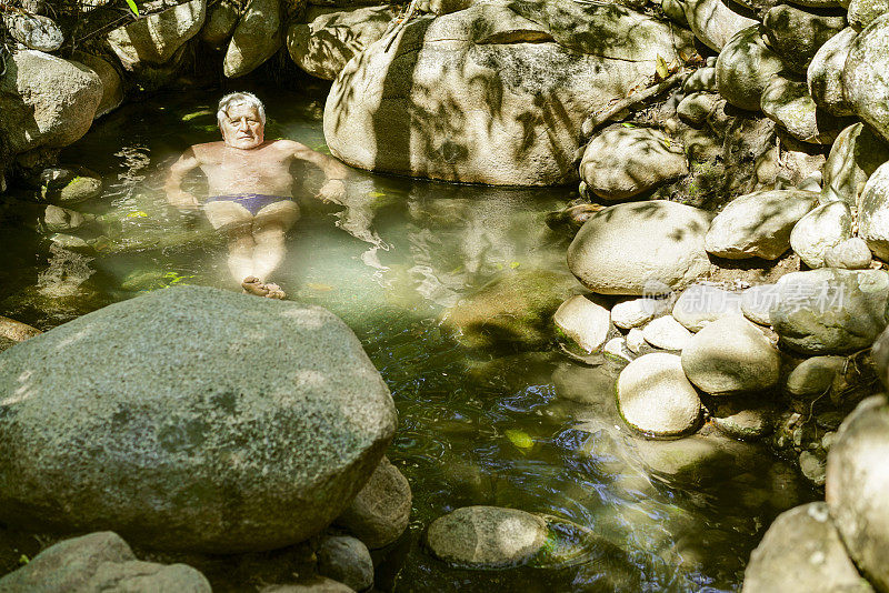 巴拿马，一名老人在离波奎特镇不远的里约热内卢火山口附近享受温泉