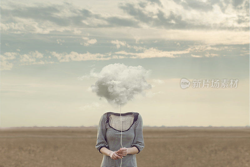 女人的头被柔软的云代替