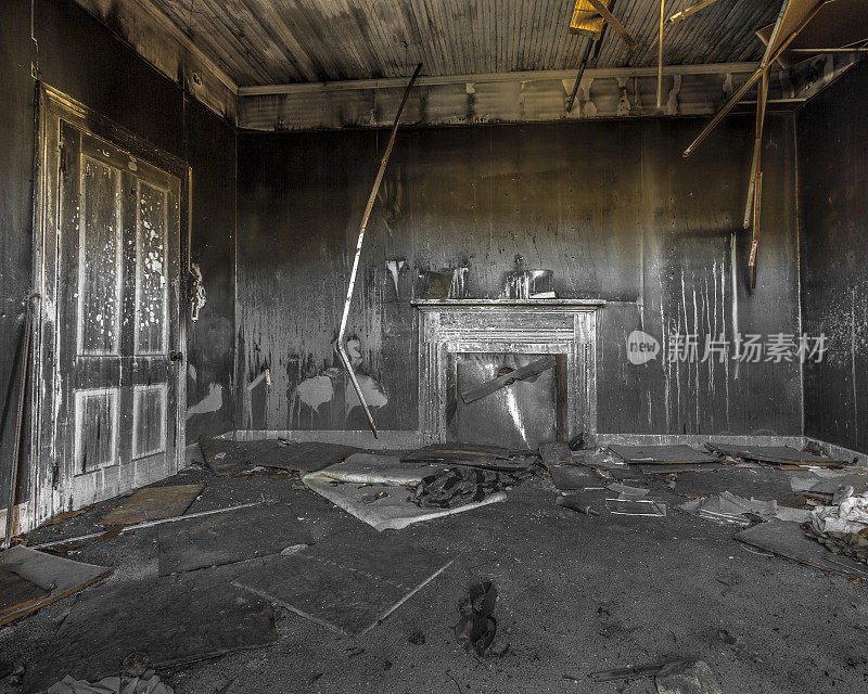 一所废弃房屋客厅的墙壁上布满了煤灰