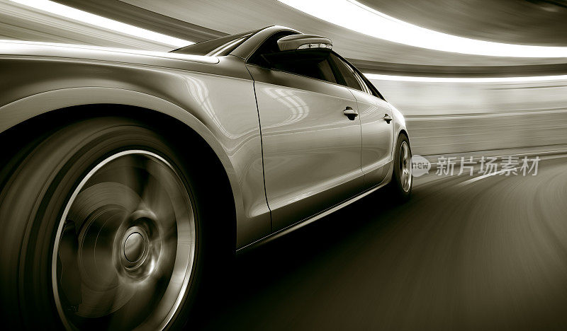 一辆银色的车在隧道里超速行驶