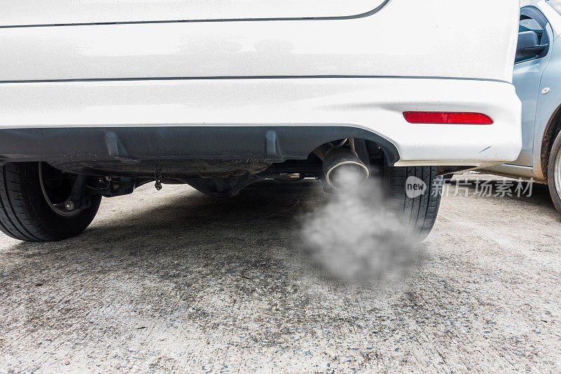 燃烧烟气从汽车排气管排出，空气污染概念。
