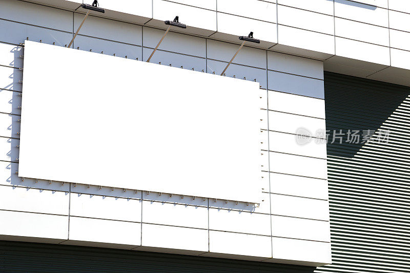 空白的户外广告模型与复制空间在商场大楼的墙上