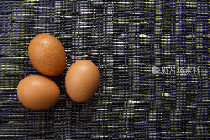 新鲜生的未煮的棕色母鸡蛋