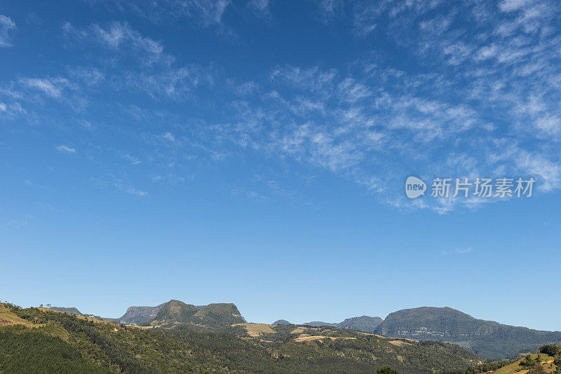 俯瞰蓝天的山景