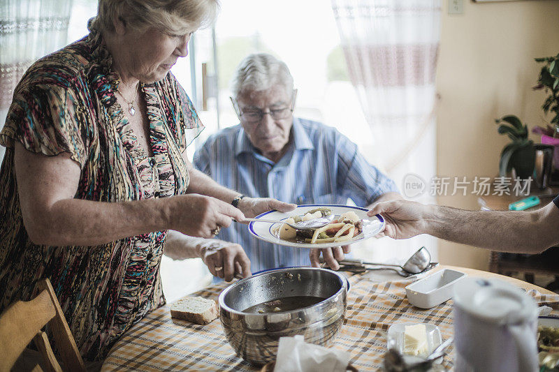 年长的父母和儿子在吃饭