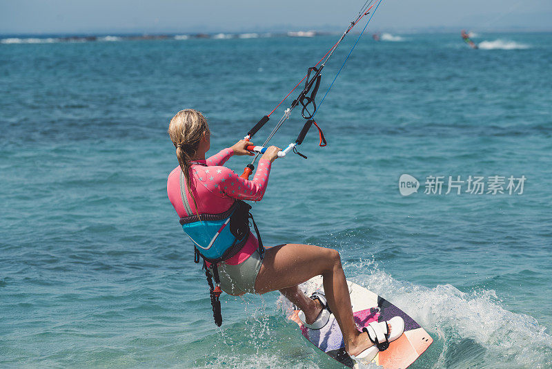 年轻的女kiteboarder