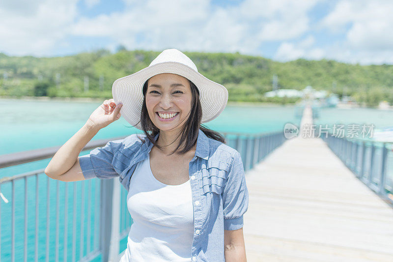 中年人微笑着望着大海