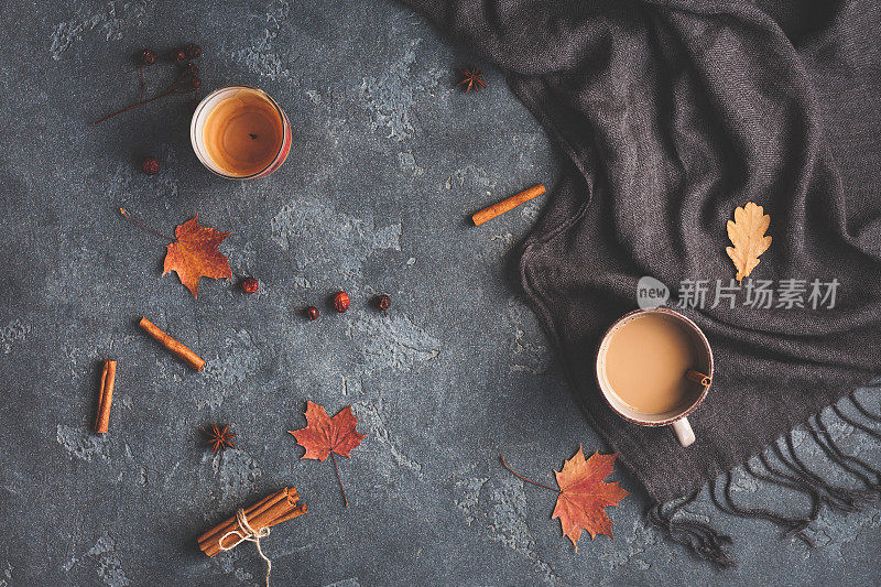 咖啡杯，毯子，秋叶。平躺，俯视图