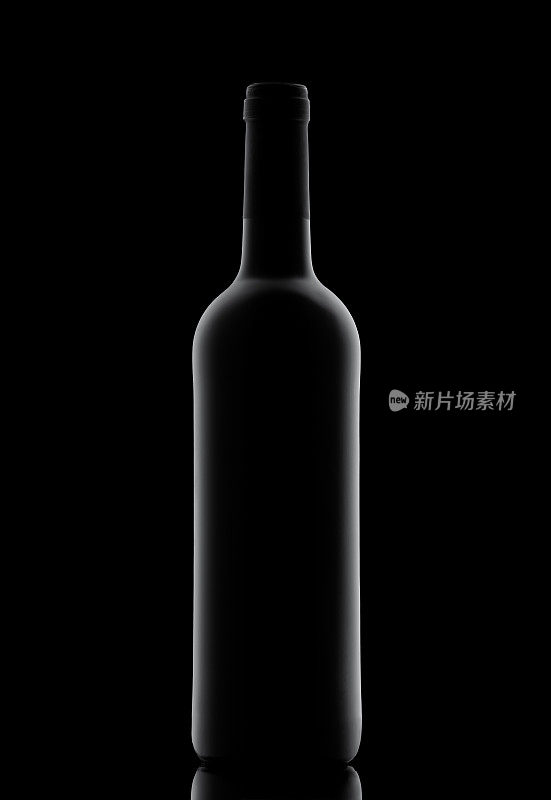 黑色背景上的一个酒瓶的剪影
