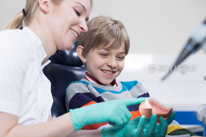 友善的儿童牙医试图让她的小病人高兴起来