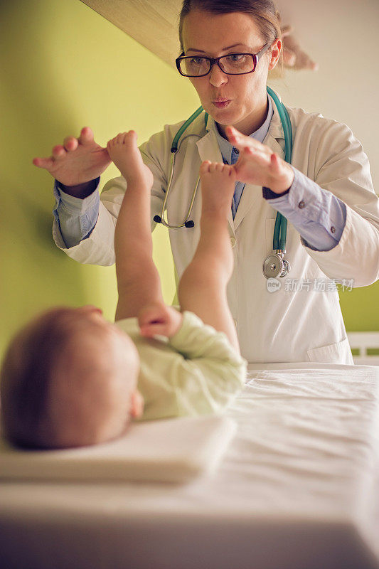 儿科医生正在检查一个男婴