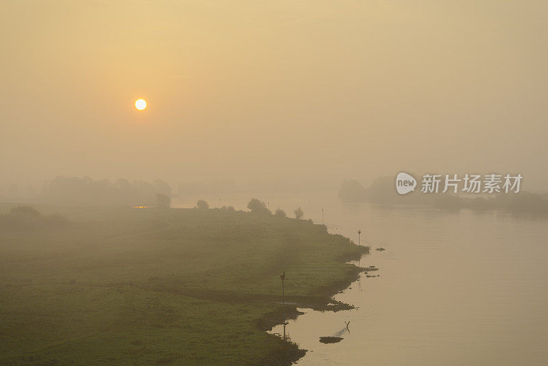 在一个美丽的秋天早晨，日出在IJssel河